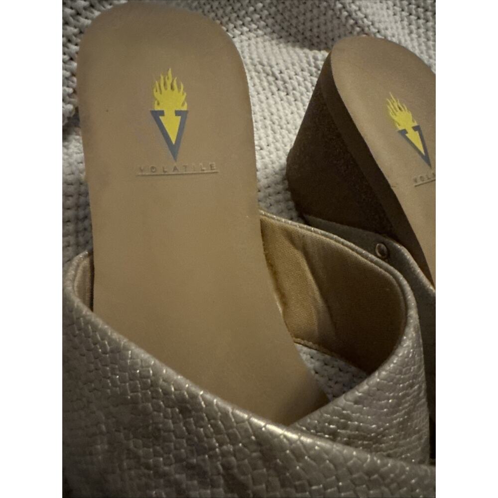 Very Volatile Riverside Gold Snake Platform Criss Cross Wedge Sandals Size 8 EUC - Picture 2 of 7